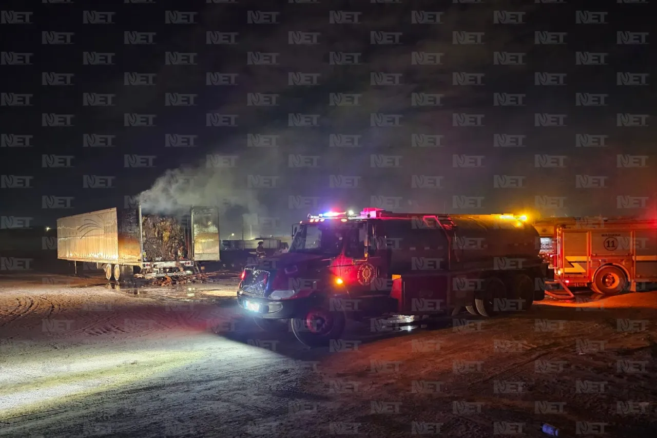 Se incendian pacas de reciclados en caja de tráiler