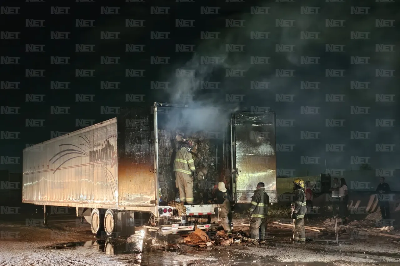 Se incendian pacas de reciclados en caja de tráiler