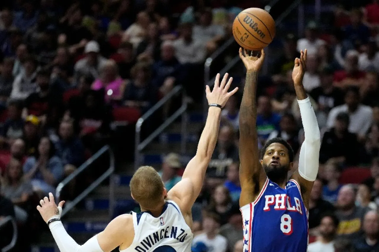 NBA: Paul George prende alarmas en Philly por lesión de rodilla