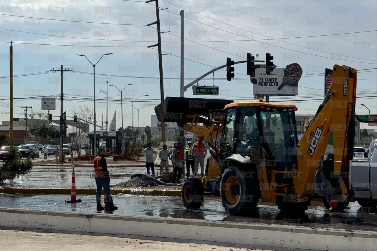 Fuga de agua en Paseo de la Victoria y Ejército; ya trabajan en repararla