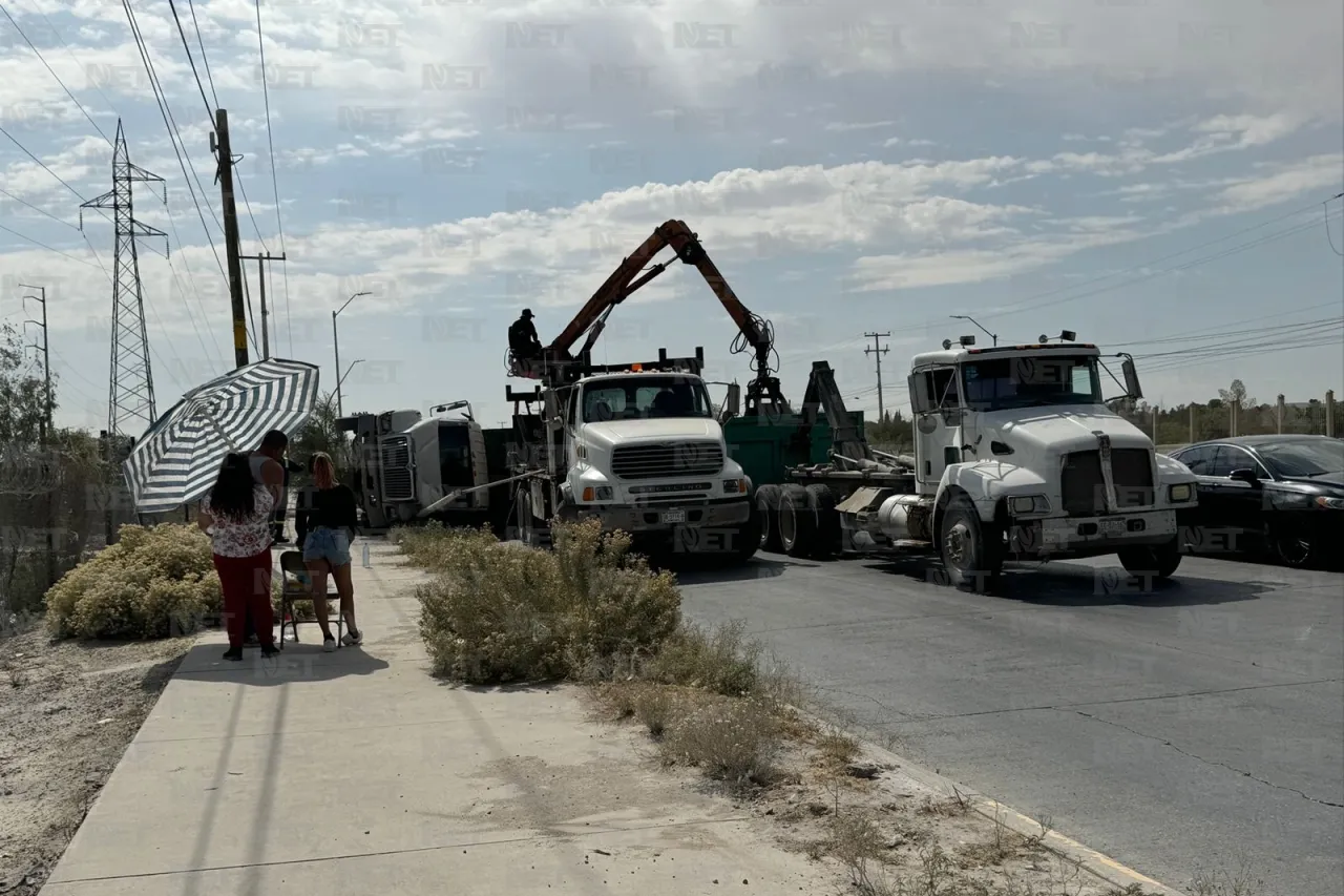 Se queda tráiler sin frenos, vuelca e impacta dos vehículos