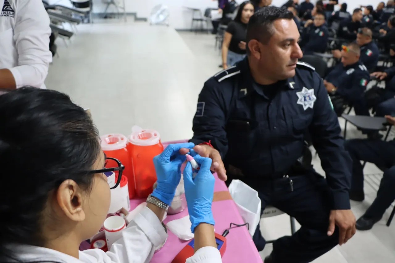 Participan policías en campaña de donación de sangre