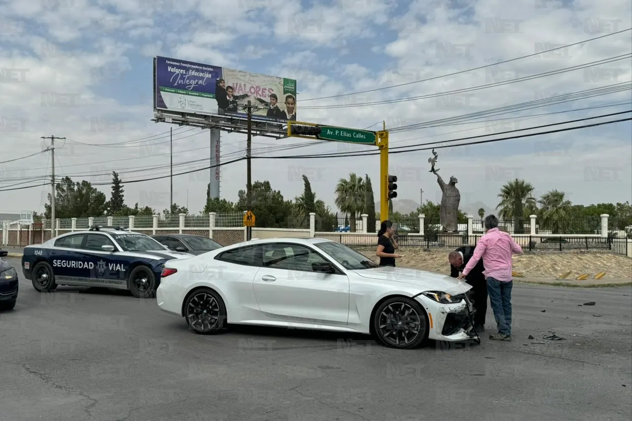 Choca contra BMW e intenta huir