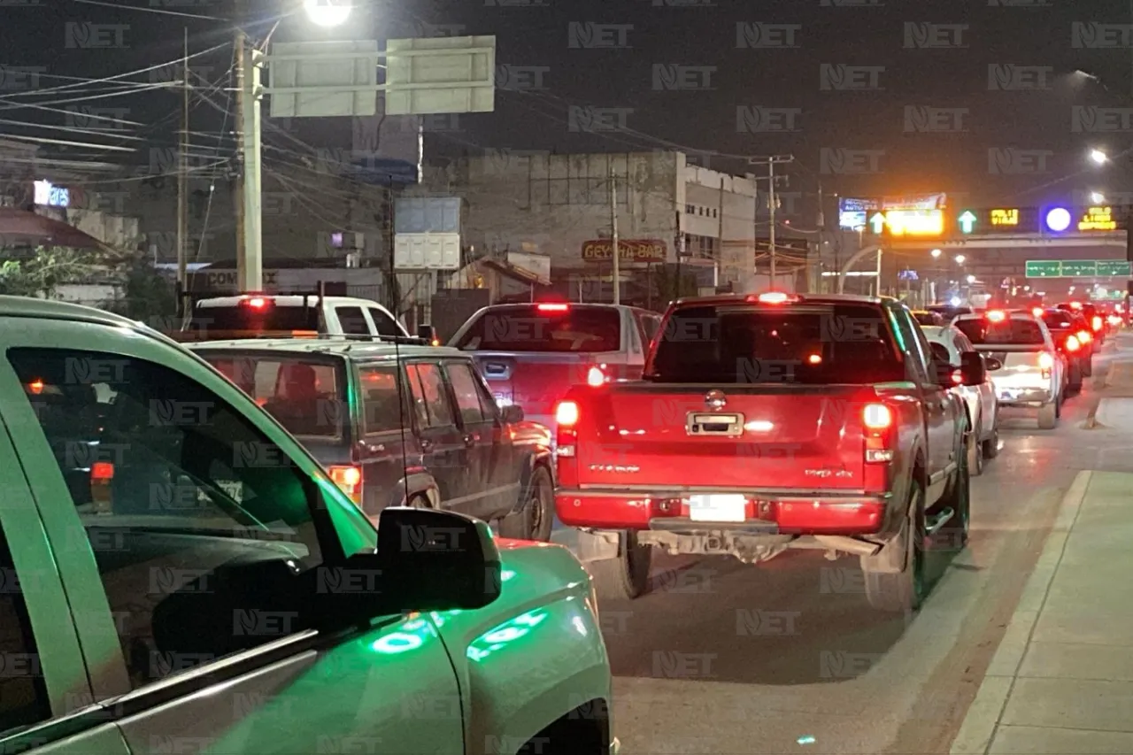 Largas filas para cruzar a El Paso