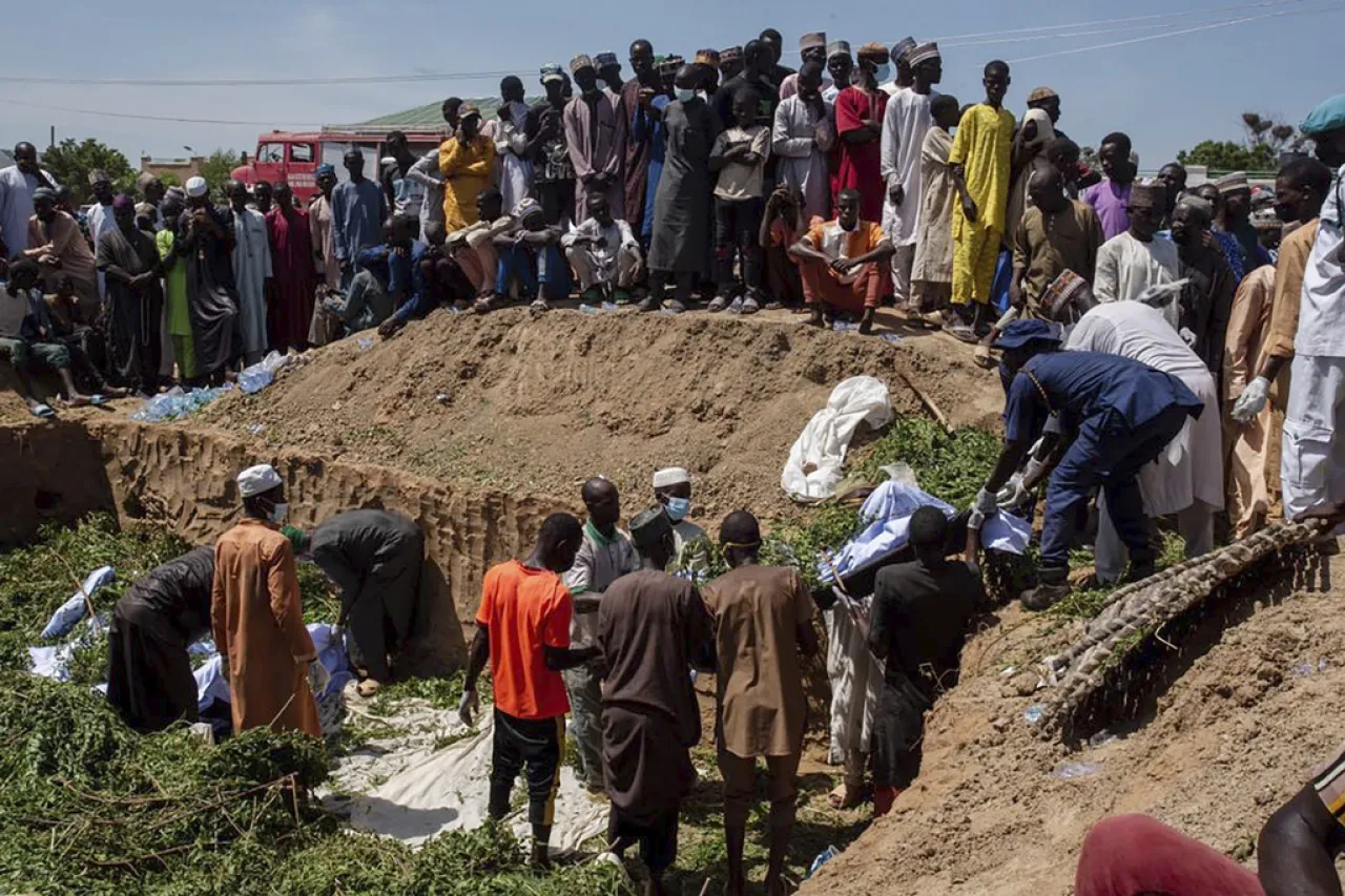 Más de 140 muertos por exploción de camión de combustible en Nigeria