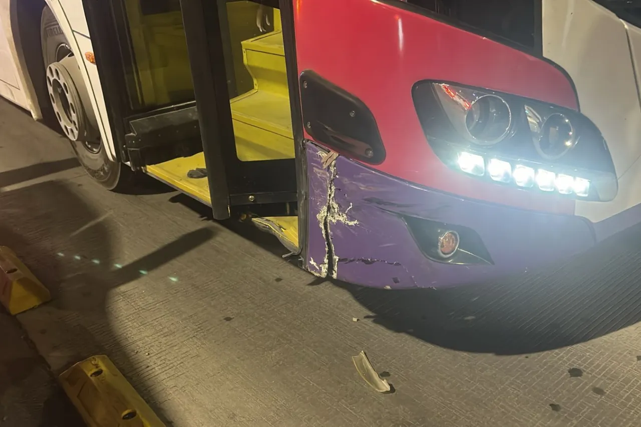 Le falla su auto, se orilla y Juárez Bus lo impacta