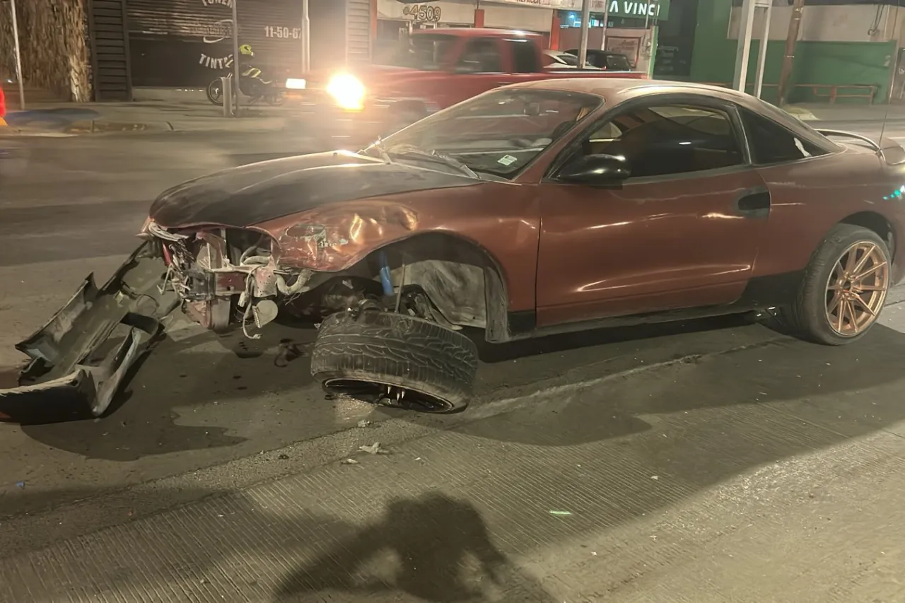 Le falla su auto, se orilla y Juárez Bus lo impacta