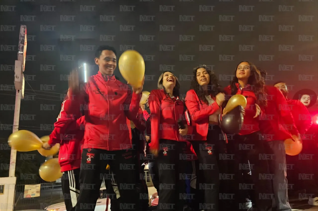 Desfilan alumnos del Tec en festejo del LX aniversario