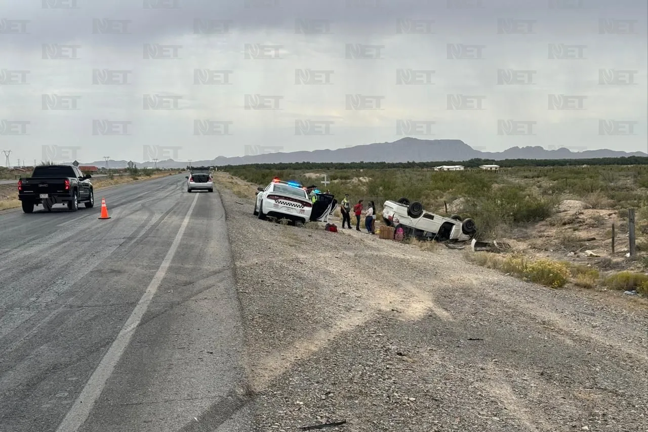 Vuelca camioneta en carretera a Juárez