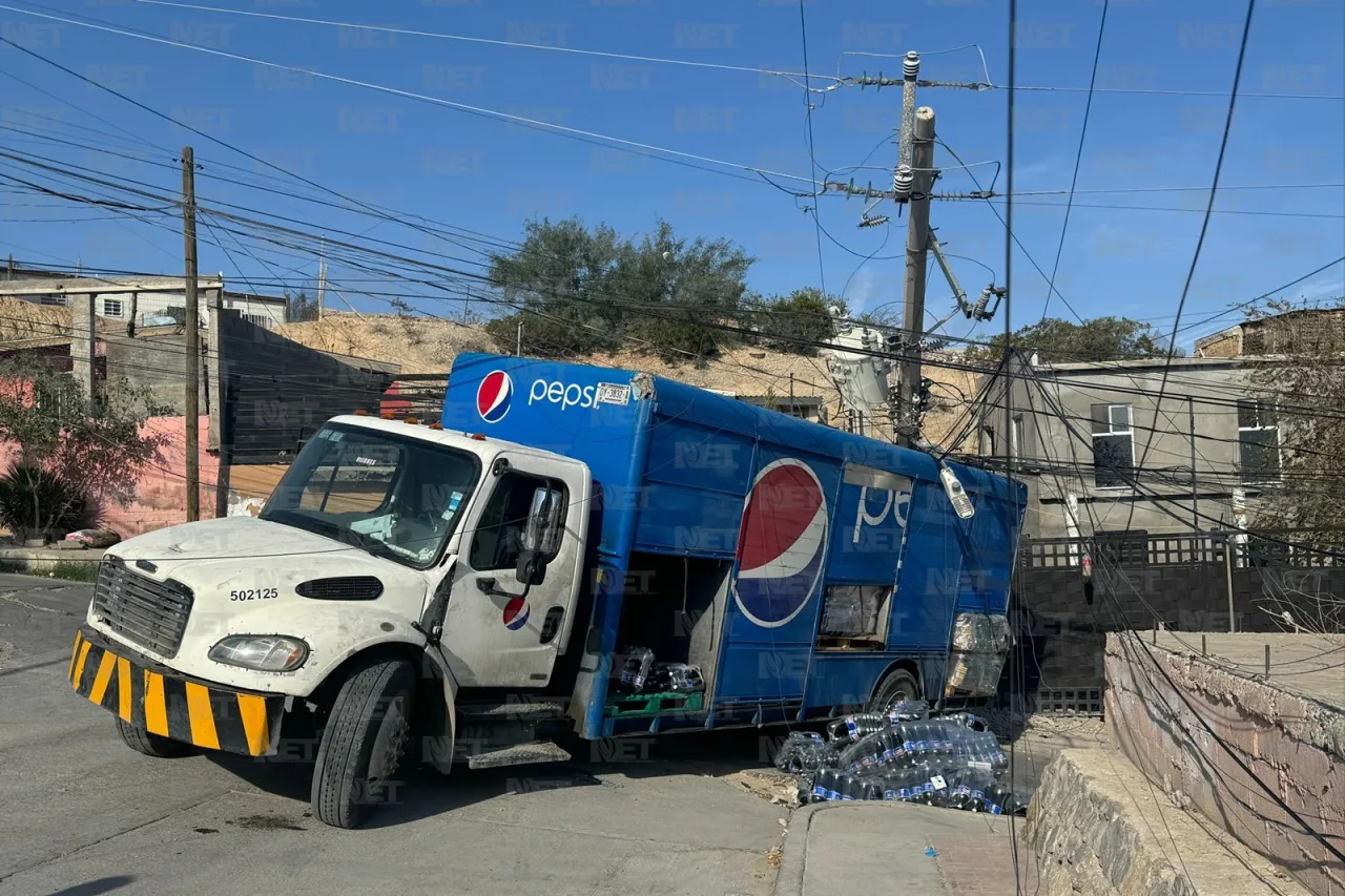 Deja camión refresquero sin luz a colonia tras derribar poste