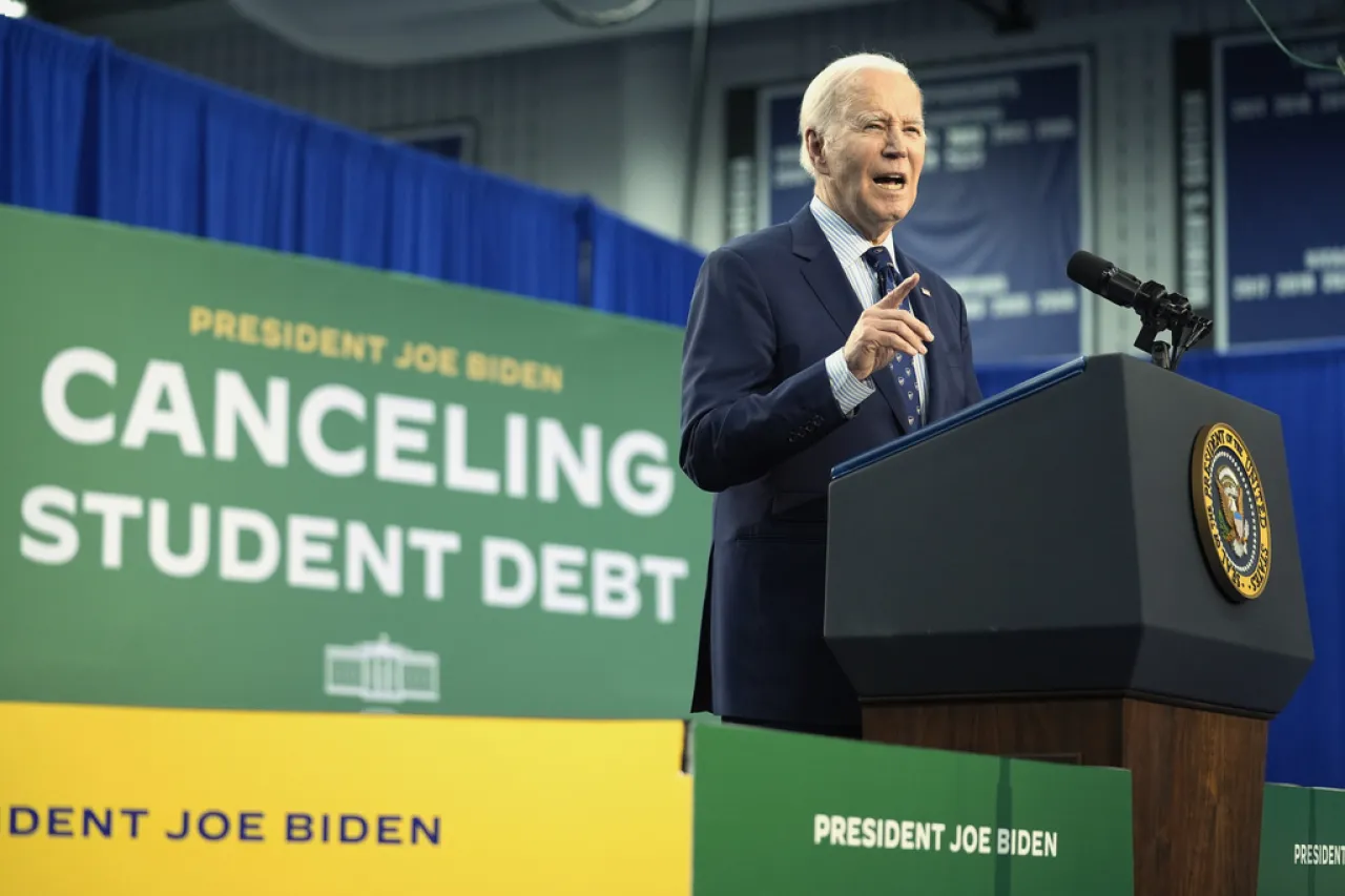 Cancela Biden préstamos de estudios a más de 1 millón de trabajadores públicos