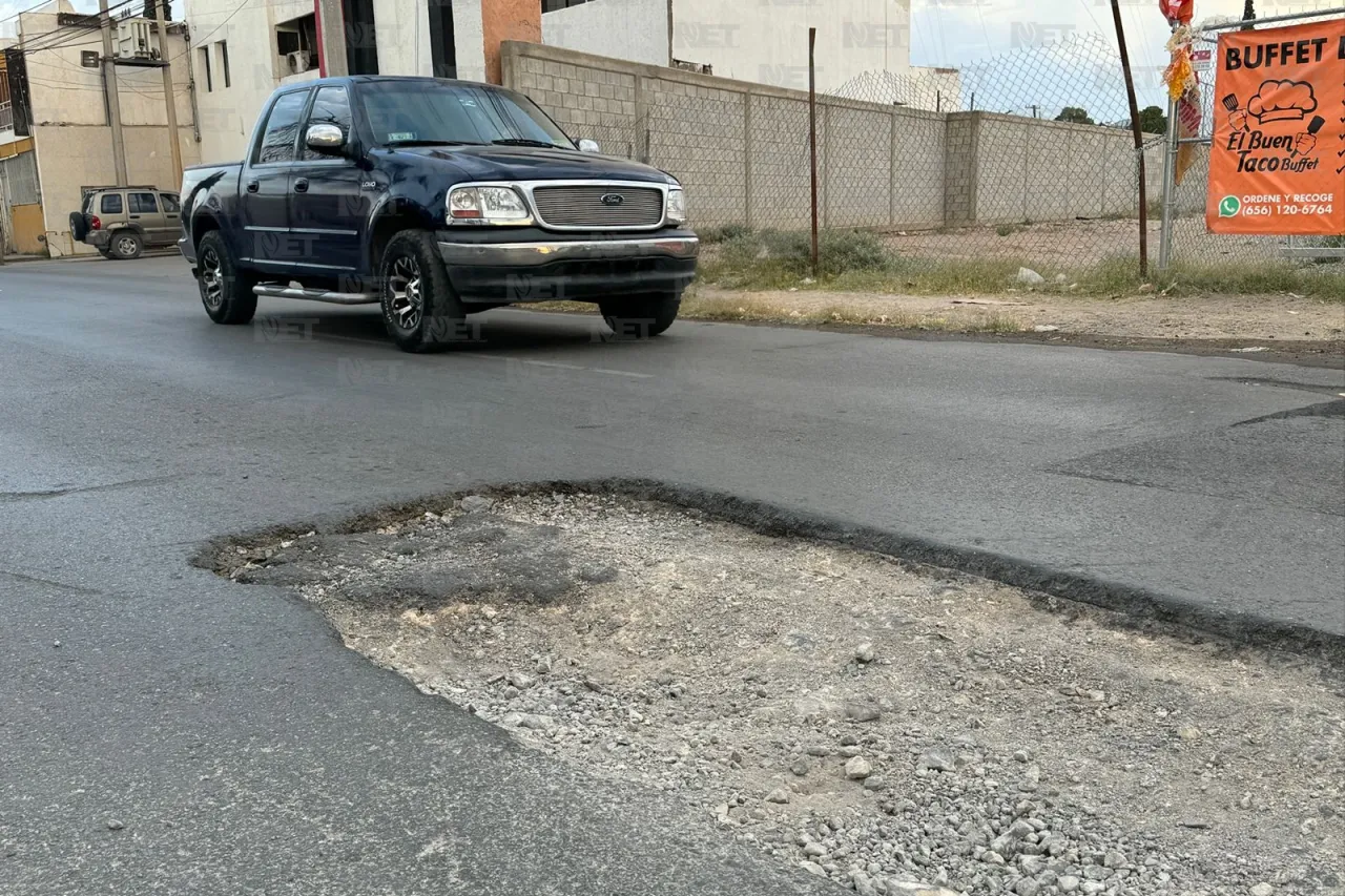 Piden reparar bache que pone en riesgo a automovilistas