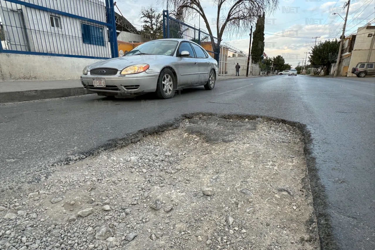 Piden reparar bache que pone en riesgo a automovilistas