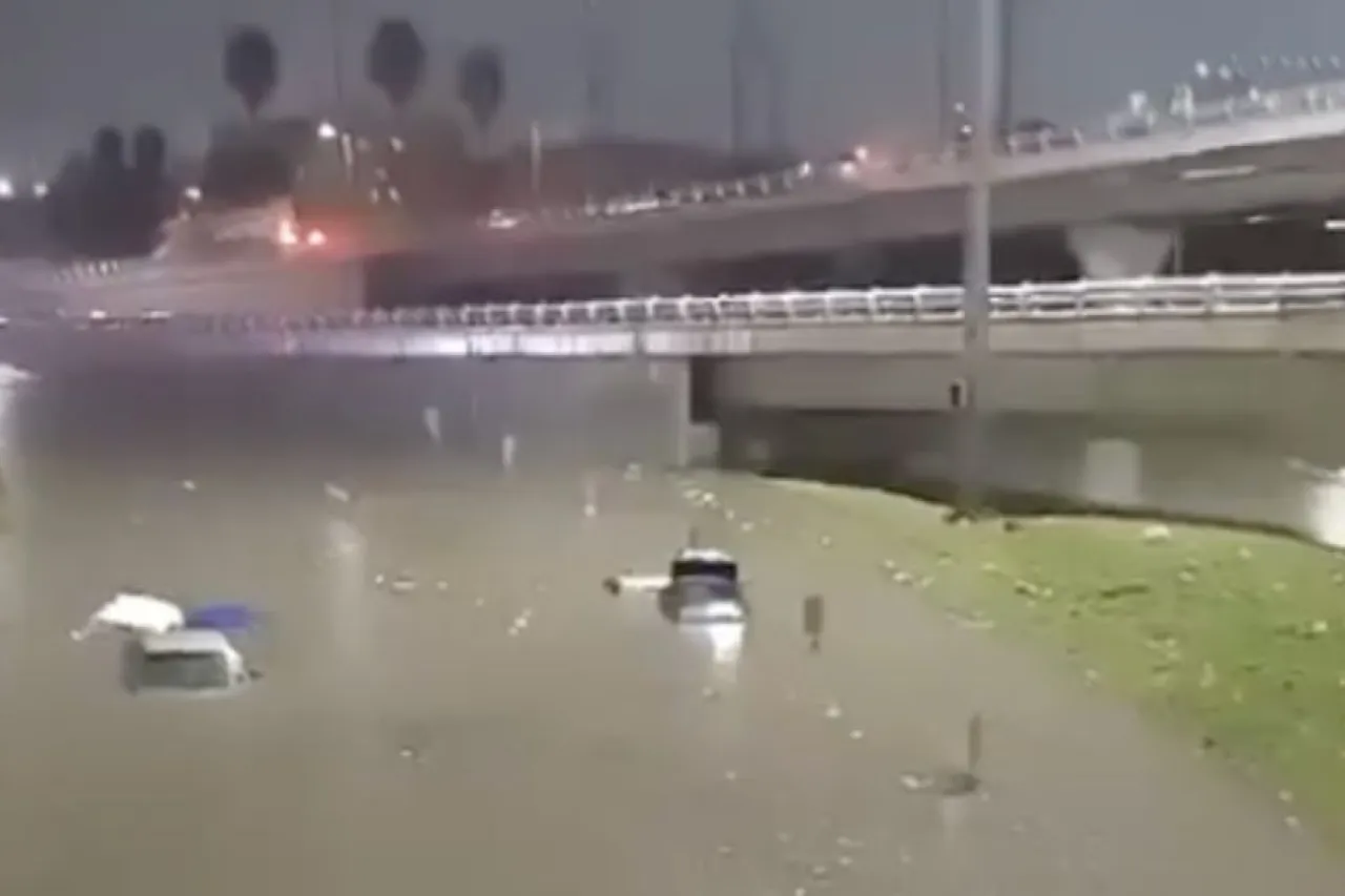 Videos: Intensas lluvias inundan calles de Monterrey