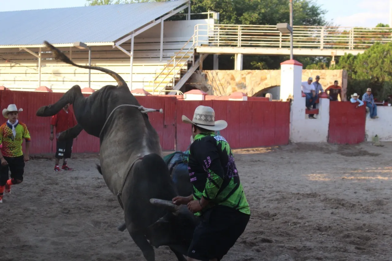 Invitan estudiantes de Veterinaria de la UACJ a rodeo y baile con causa