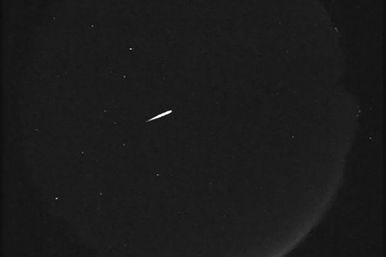 Luz de Luna puede dificultar visión de la lluvia de meteoritos del cometa Halley