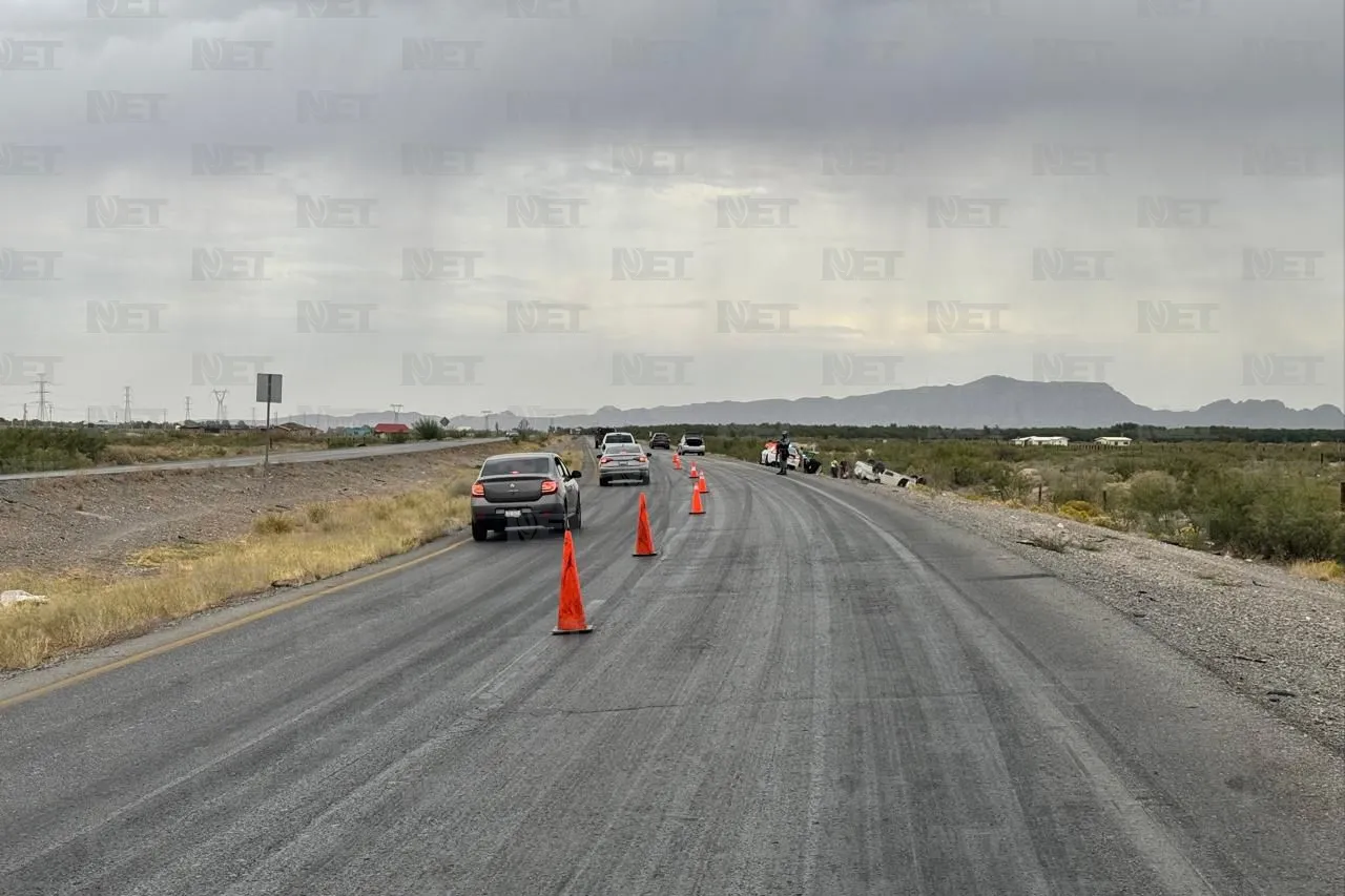 Vuelca camioneta en carretera a Juárez