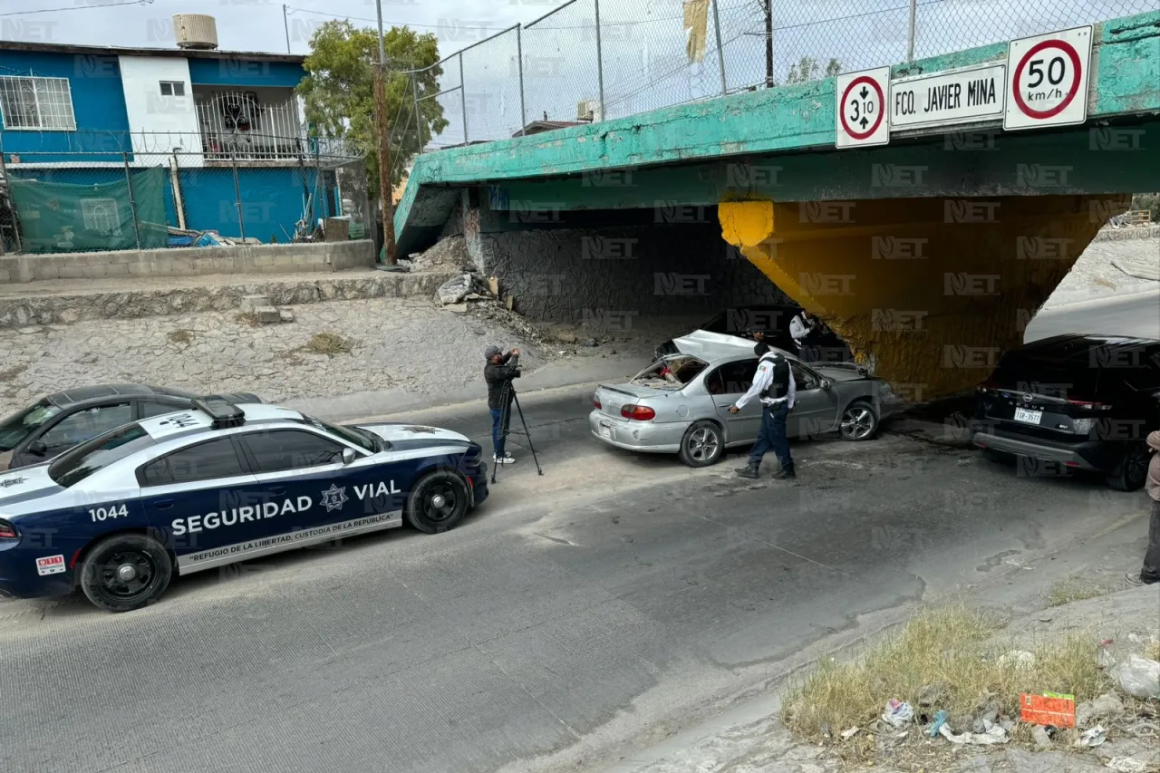 Choque deja hombre atrapado en el viaducto Díaz Ordaz