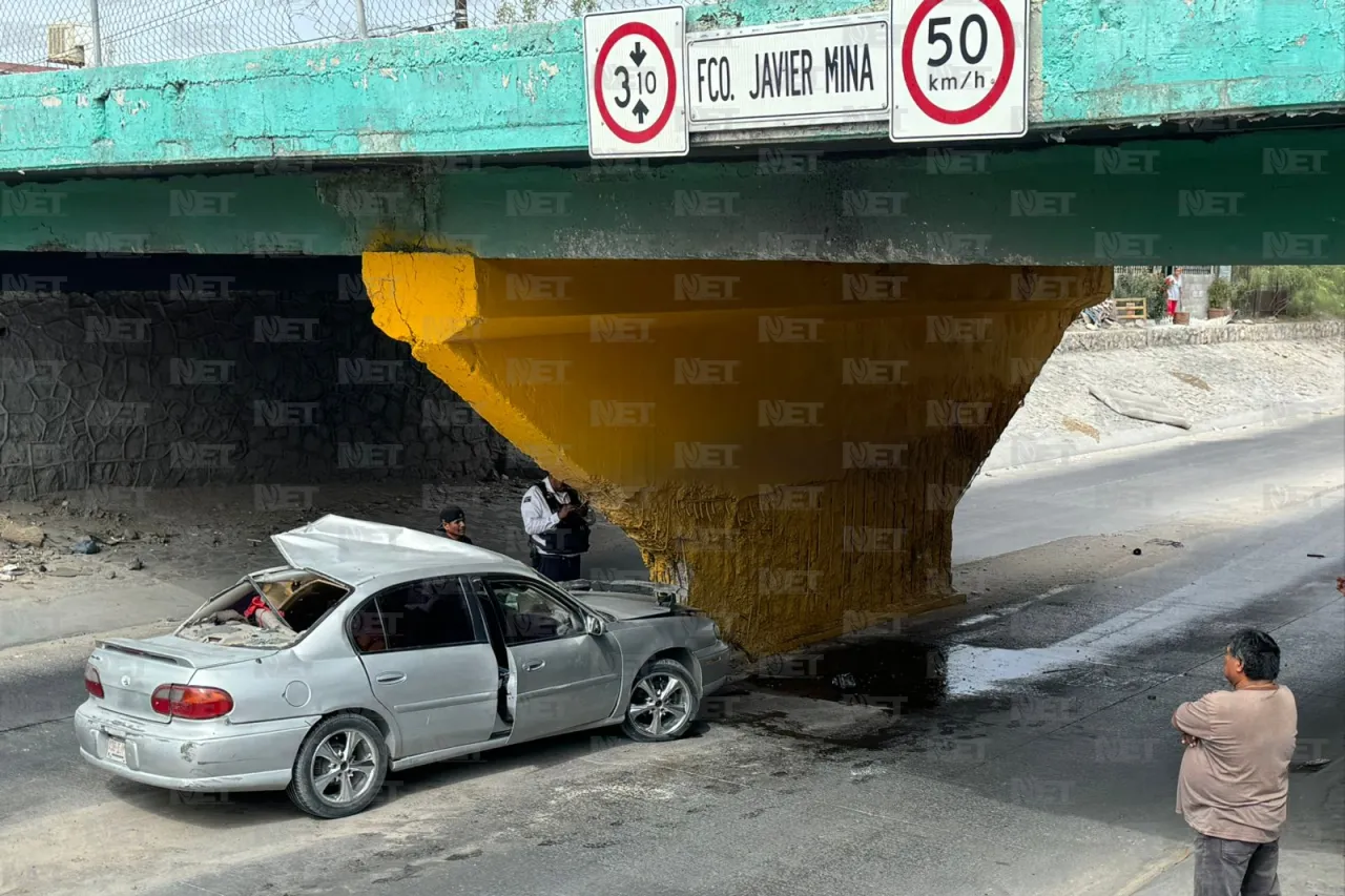 Choque deja hombre atrapado en el viaducto Díaz Ordaz