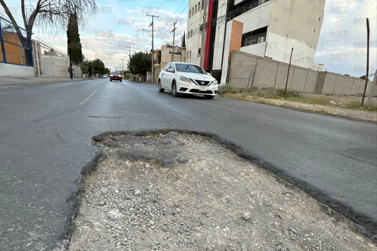 Piden reparar bache que pone en riesgo a automovilistas