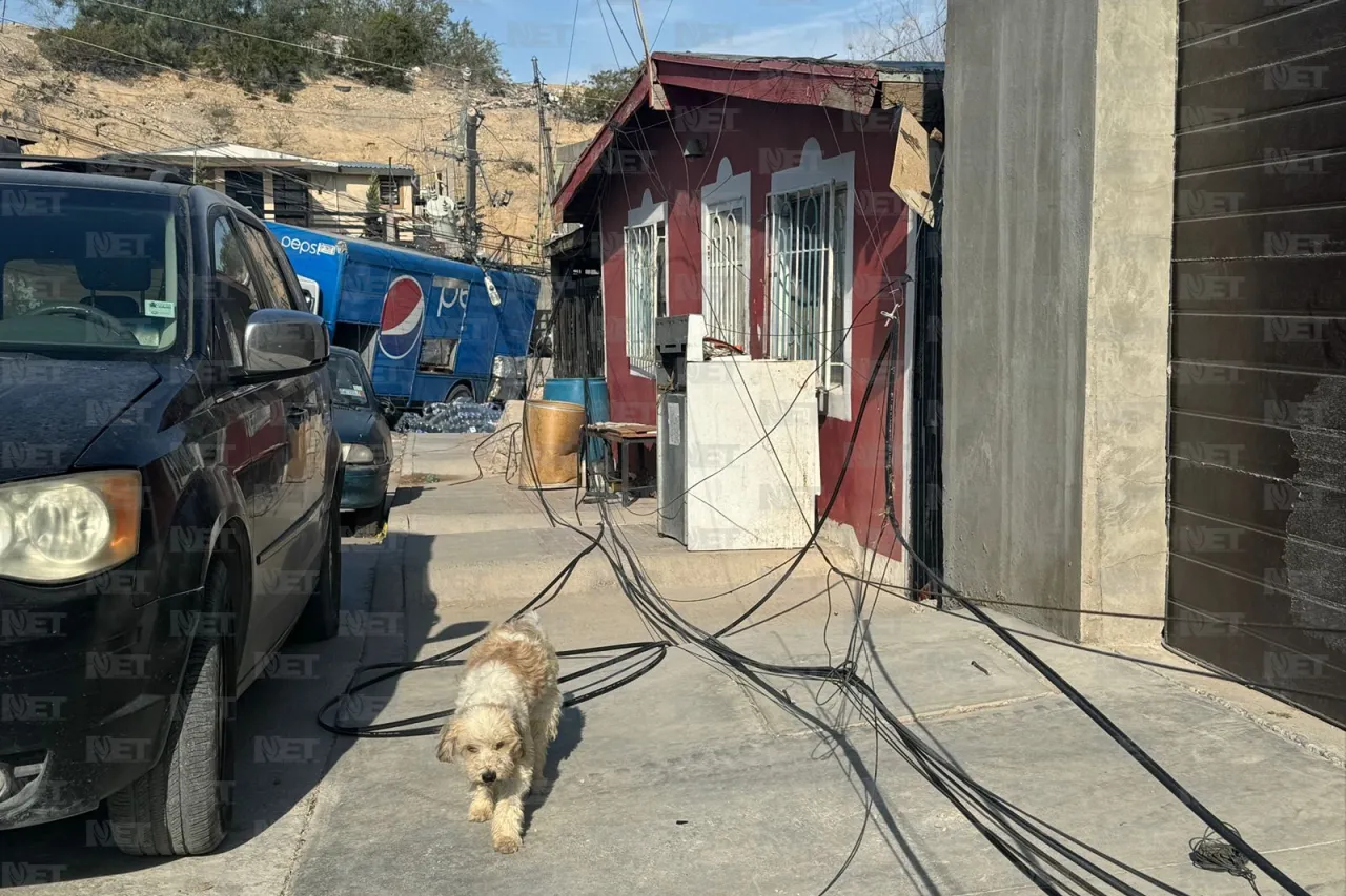 Deja camión refresquero sin luz a colonia tras derribar poste