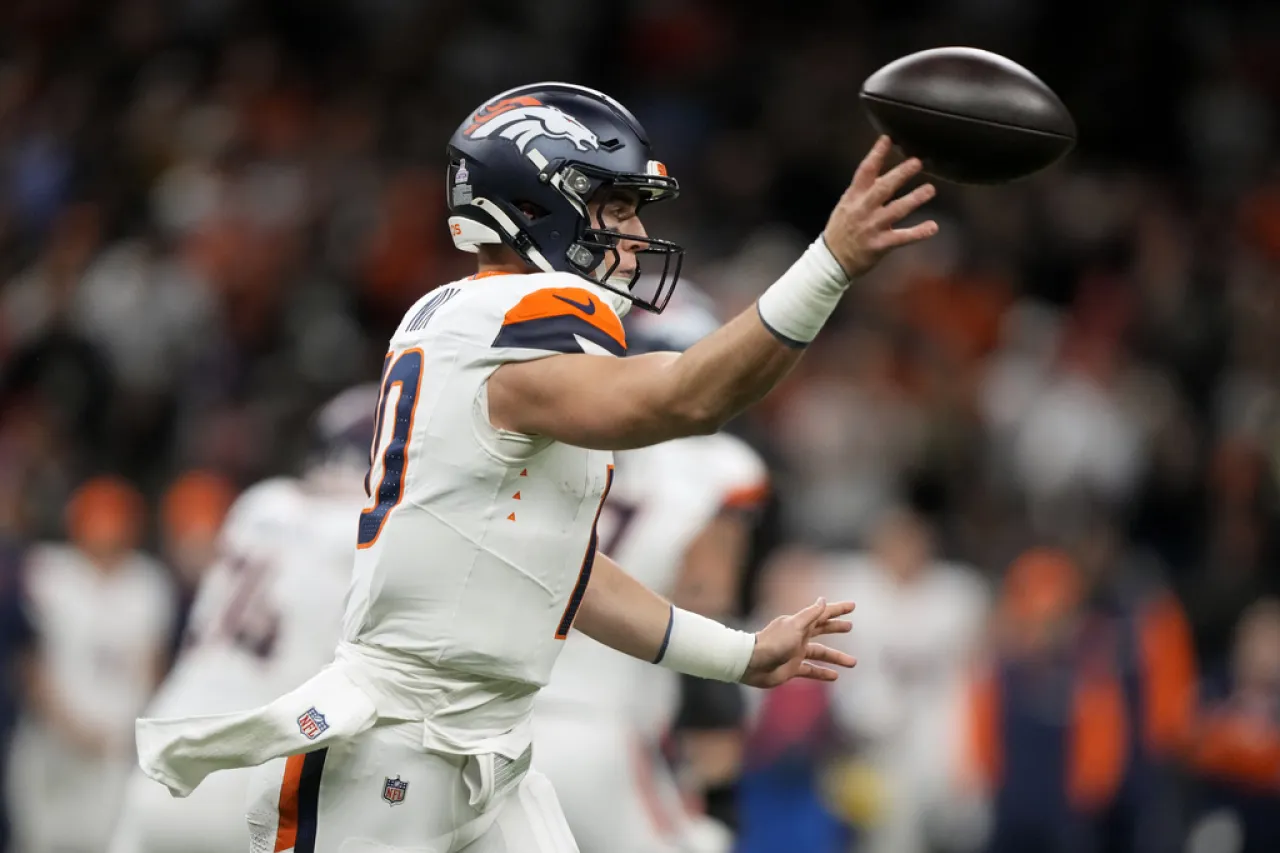 Broncos aplastan a Saints