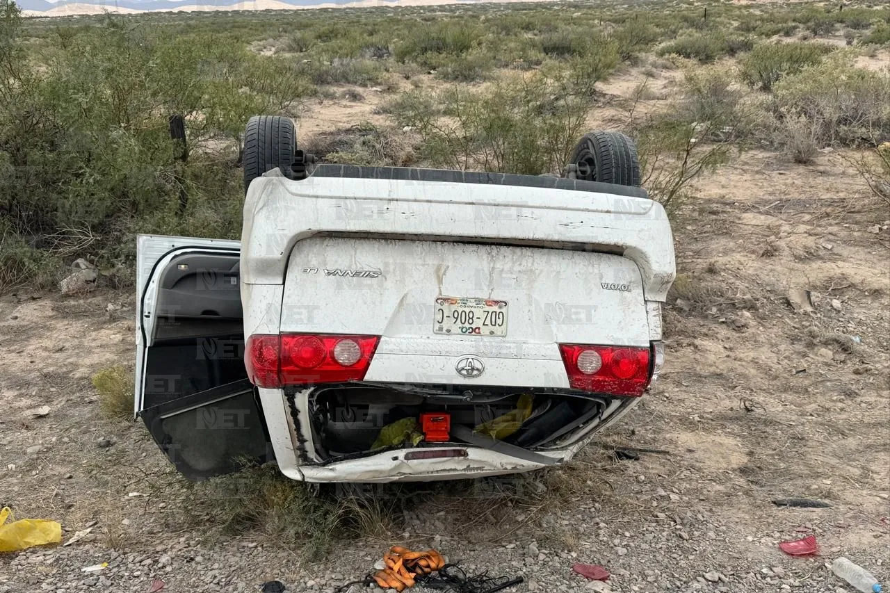 Vuelca camioneta en carretera a Juárez