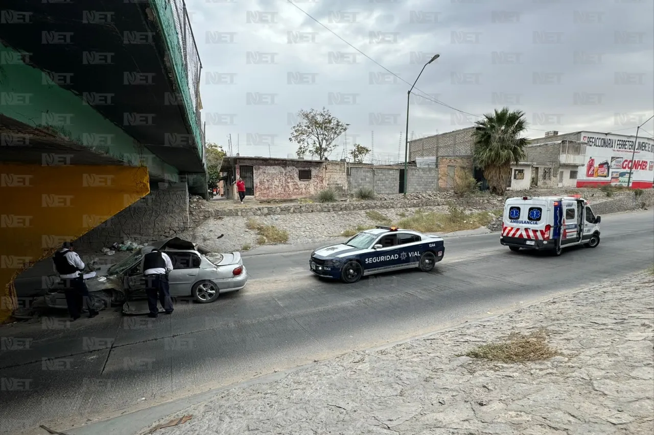 Choque deja hombre atrapado en el viaducto Díaz Ordaz