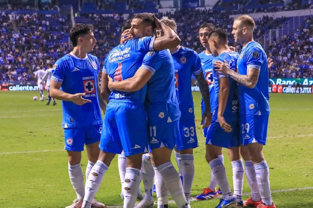 Cruz Azul vence al Puebla en su casa y no se mueve del liderado