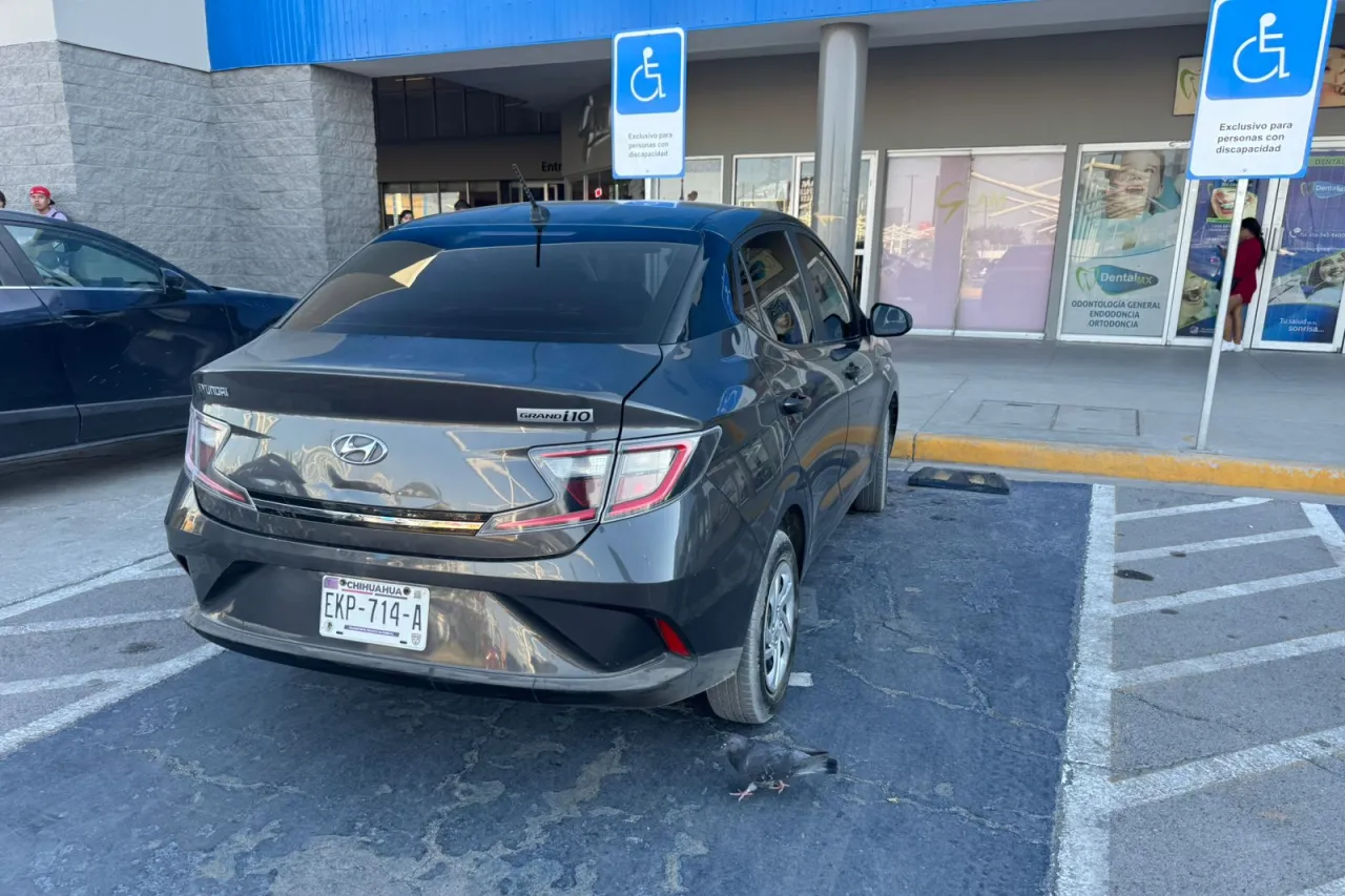 Continúan operativos contra estacionamiento en cajones azules