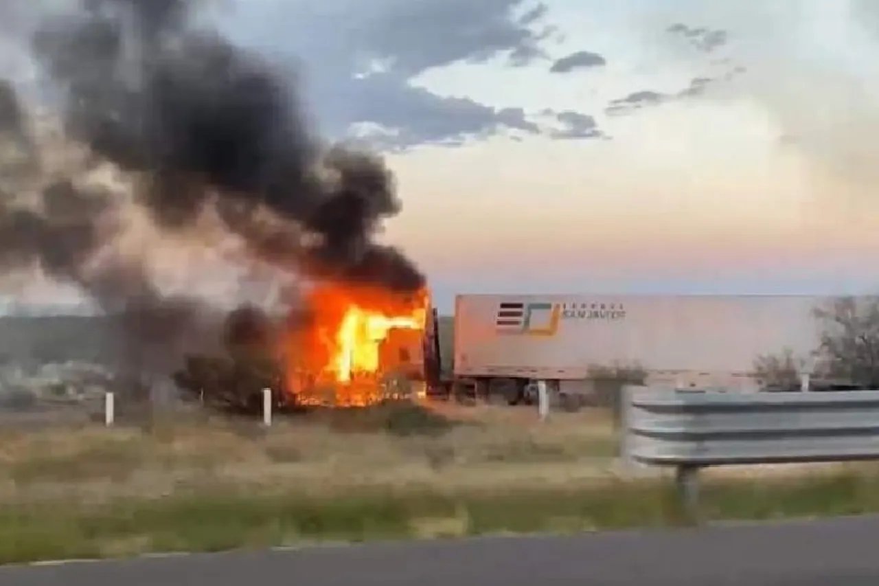 Se incendia tráiler en la carretera Jiménez-Torreón tras choque