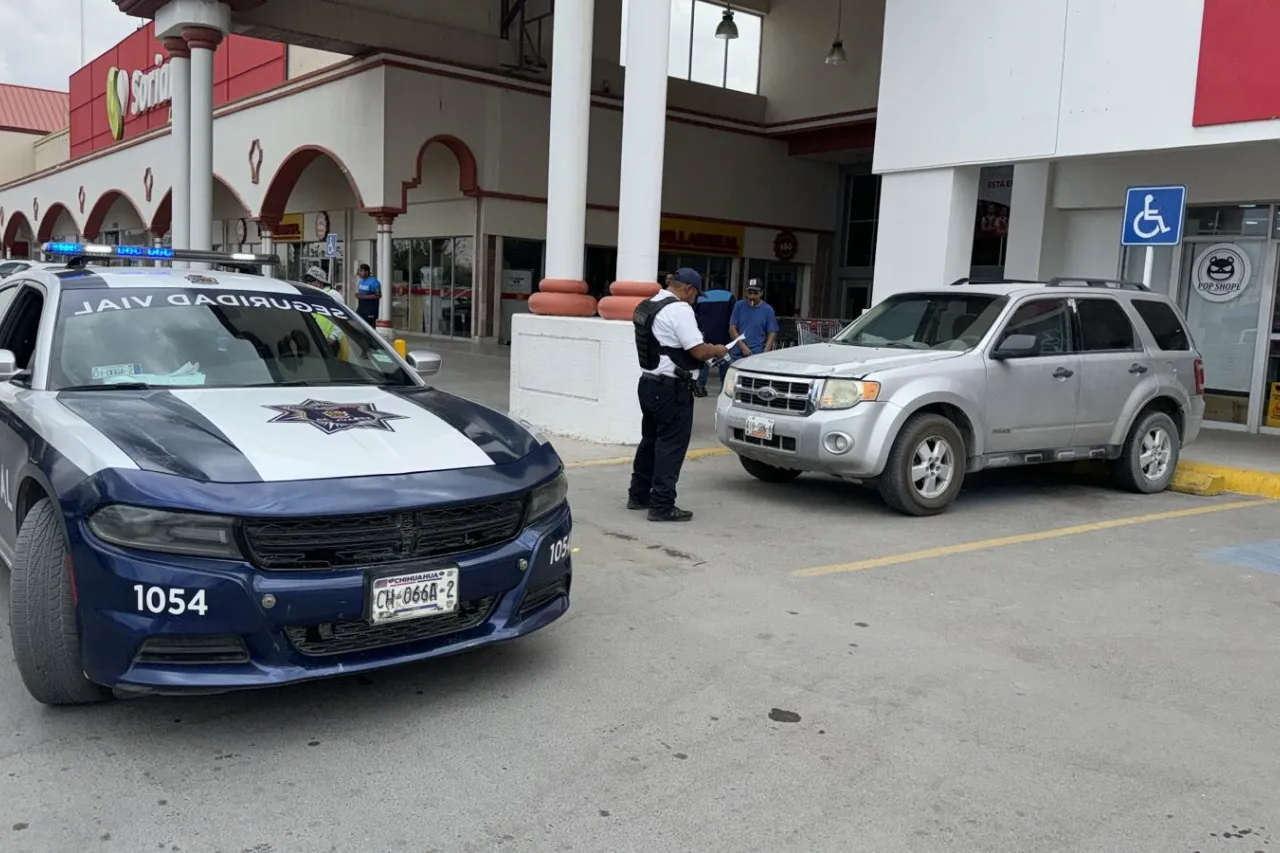 Continúan operativos contra estacionamiento en cajones azules