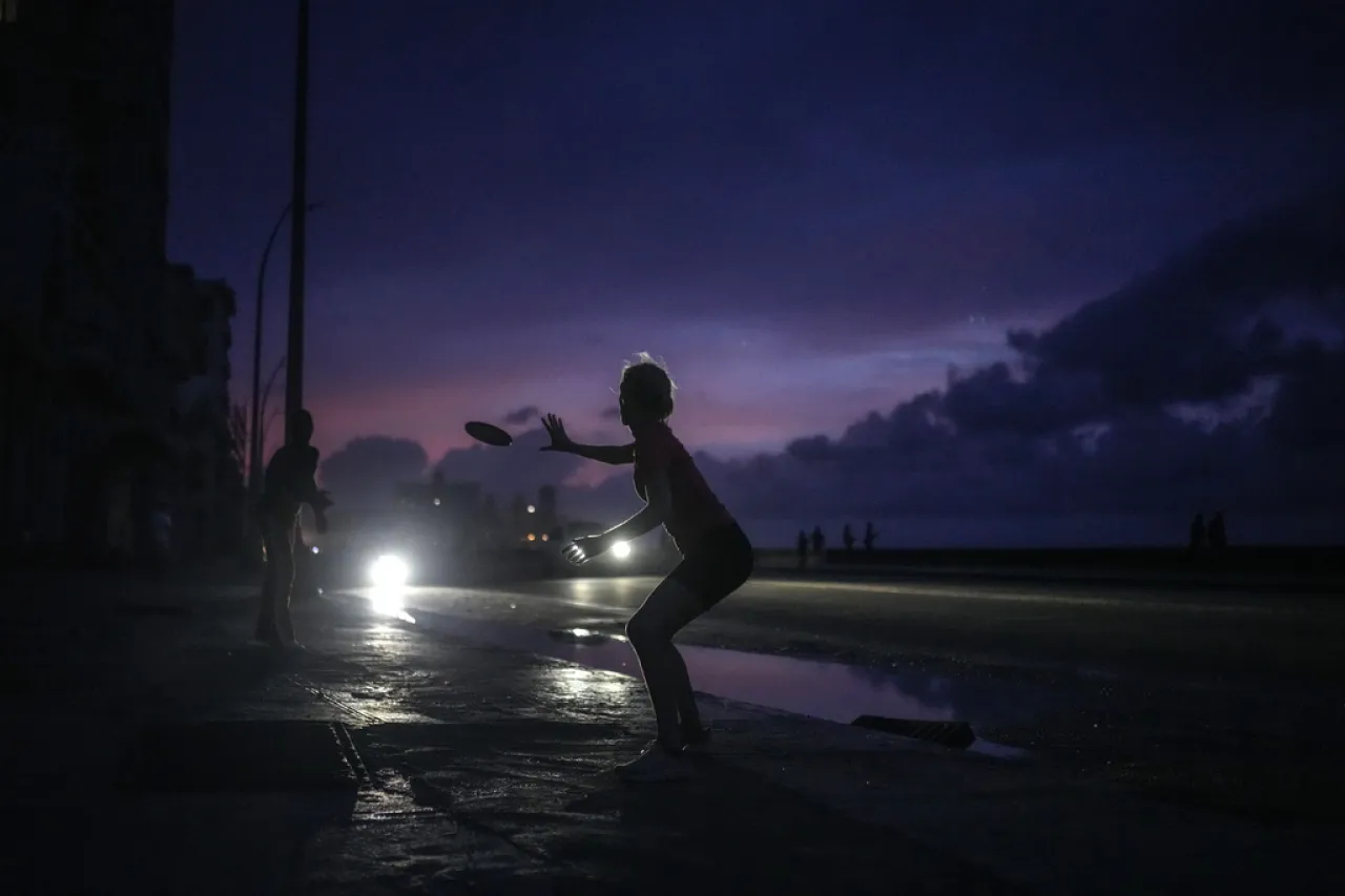 Cuba lucha por echar a andar su sistema energético tras masivo apagón