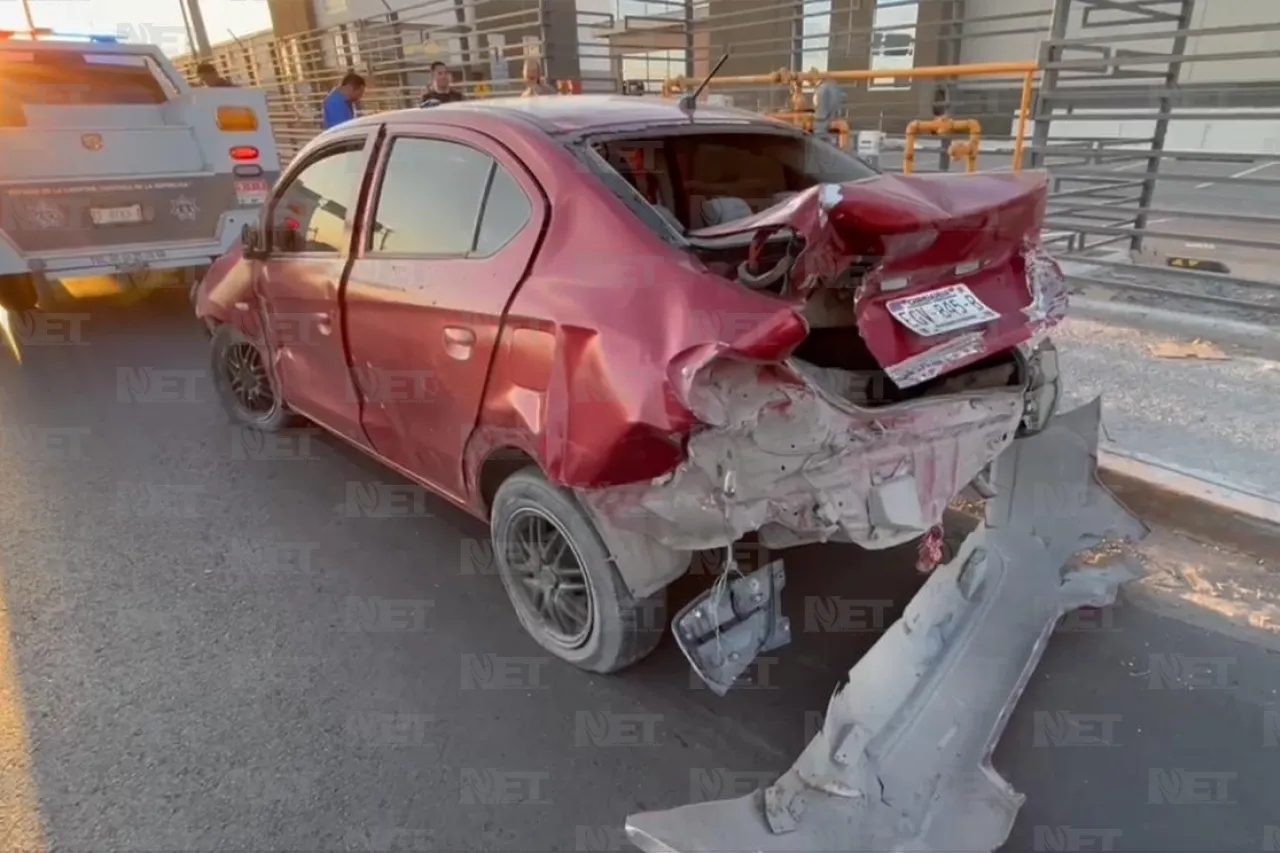 Golpea tráiler a auto y lo proyecta contra valla de una maquila