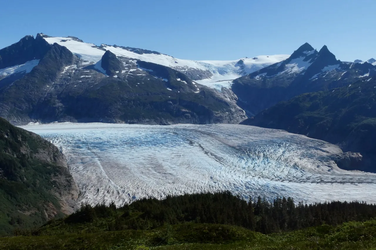 Prevén inundaciones moderadas por desbordamiento de presa glaciar en Alaska