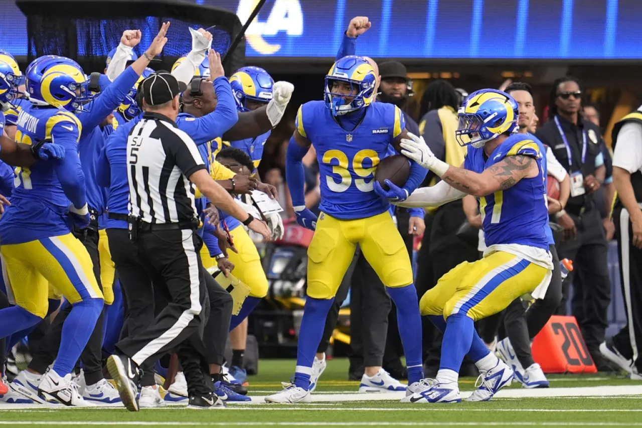 Rams provocan cuatro intercambios de balón y vencen a Raiders