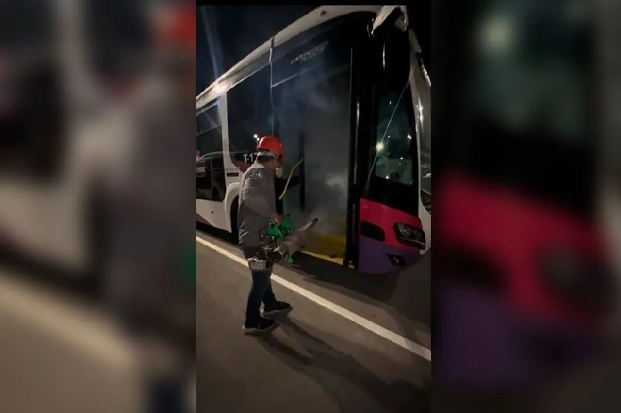 Sanitizan y limpian unidades de Juárez Bus