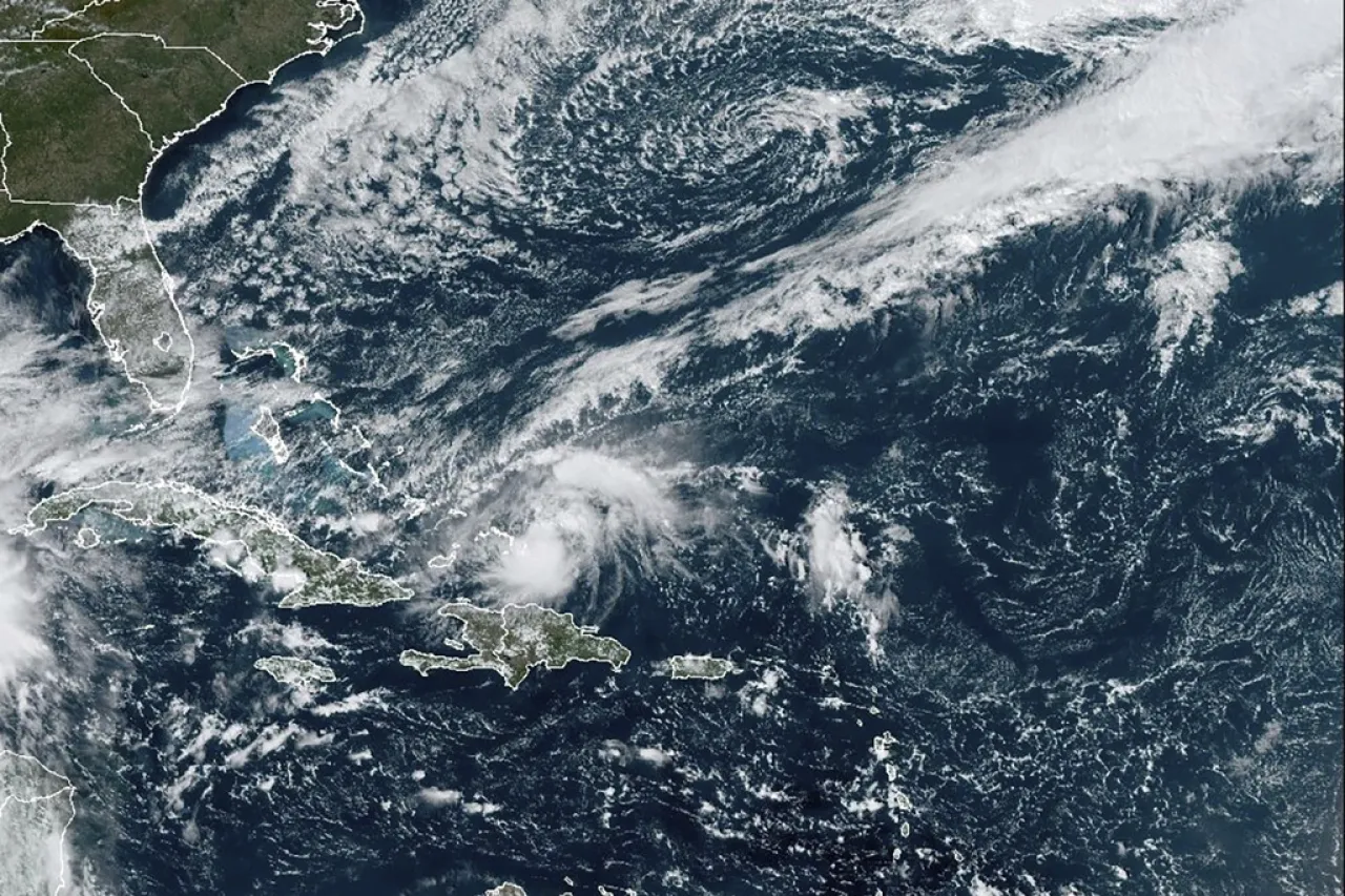 Huracán Oscar toca tierra en este de Cuba tras azotar Bahamas