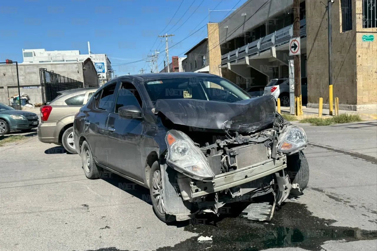 Choca auto contra tanque de camión repartidor tras omitir alto