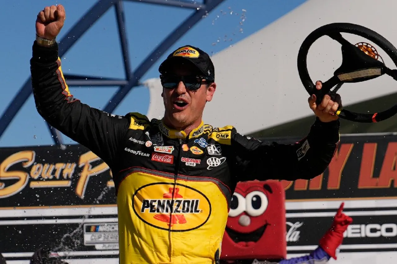 Joey Logano: De 'eliminado' en Playoffs a primer finalista en la Nascar