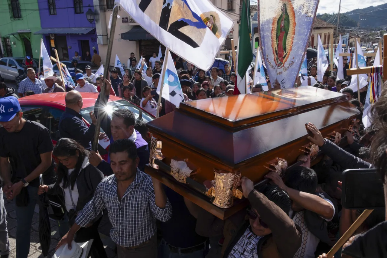 Rinden homenaje en su pueblo natal a sacerdote asesinado en Chiapas