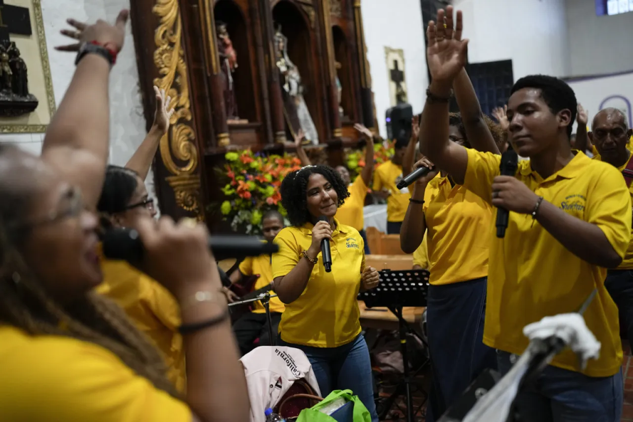 Fieles agradecen al Cristo Negro de Portobelo con peregrinaje