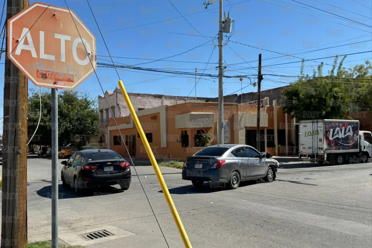 Choca auto contra tanque de camión repartidor tras omitir alto