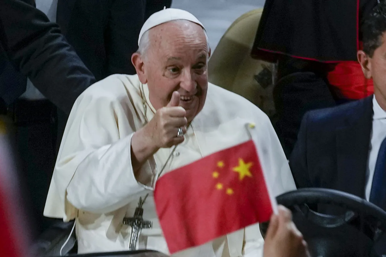 China y el Vaticano renuevan acuerdo histórico