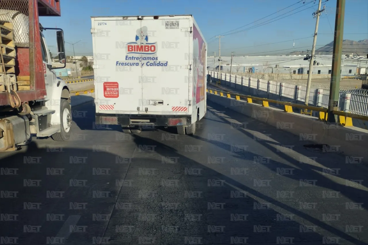 Llegó tarde el pan; camión repartidor de Bimbo choca en el eje vial