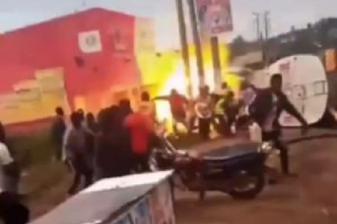 Video: Tragedia en Uganda, 11 muertos por estallido de camión de combustible