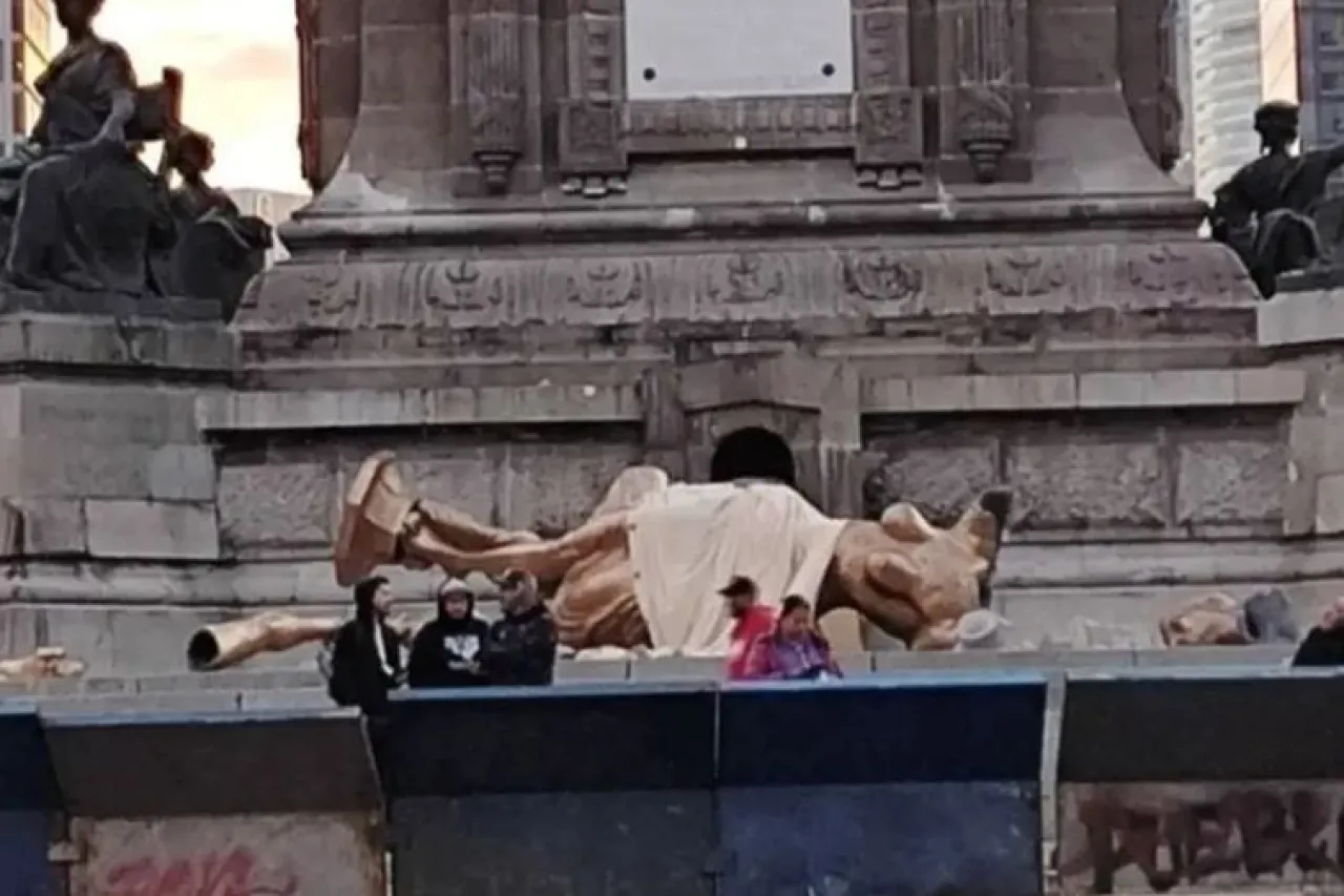 Video: Escultura tirada en el Ángel de la Independencia confunde a ciudadanos