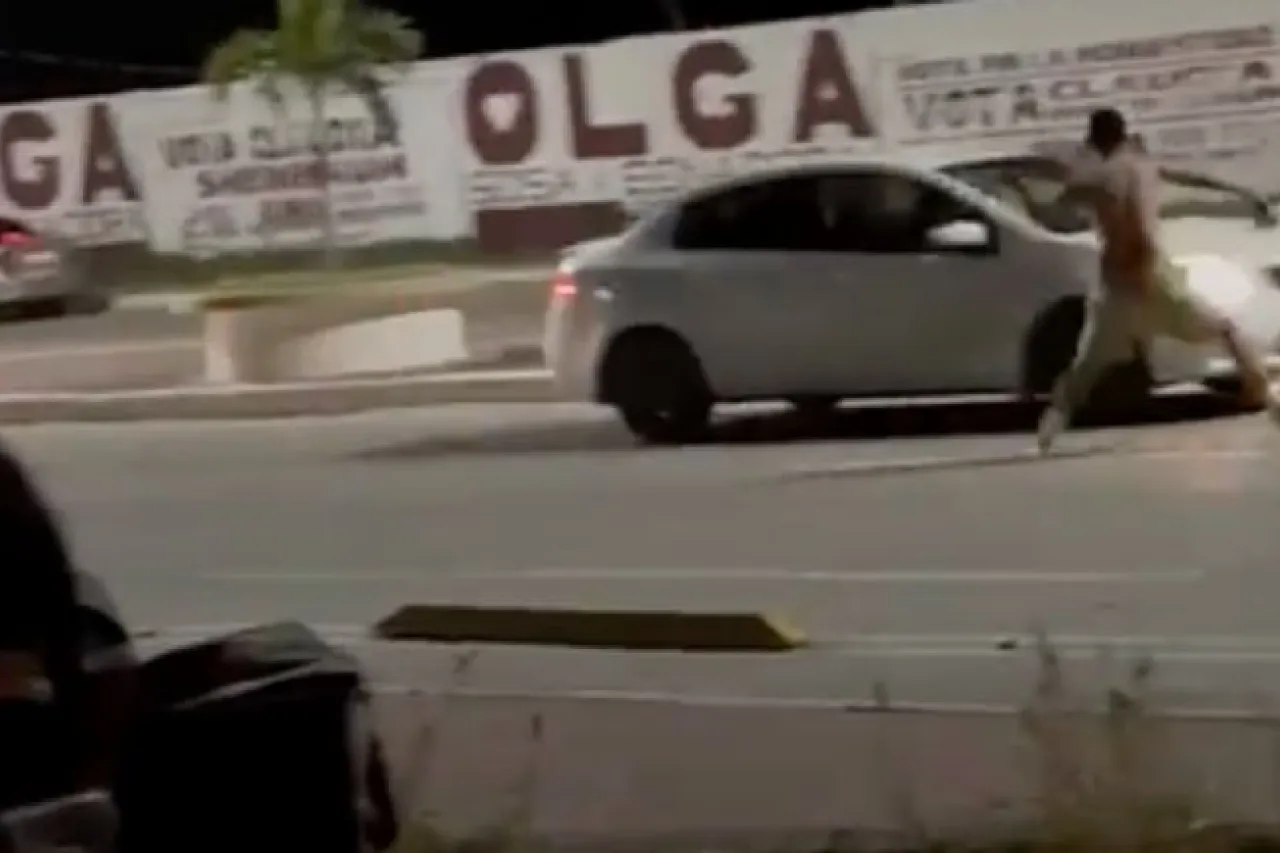 Video: Ebrio golpea autos y le dan su merecido