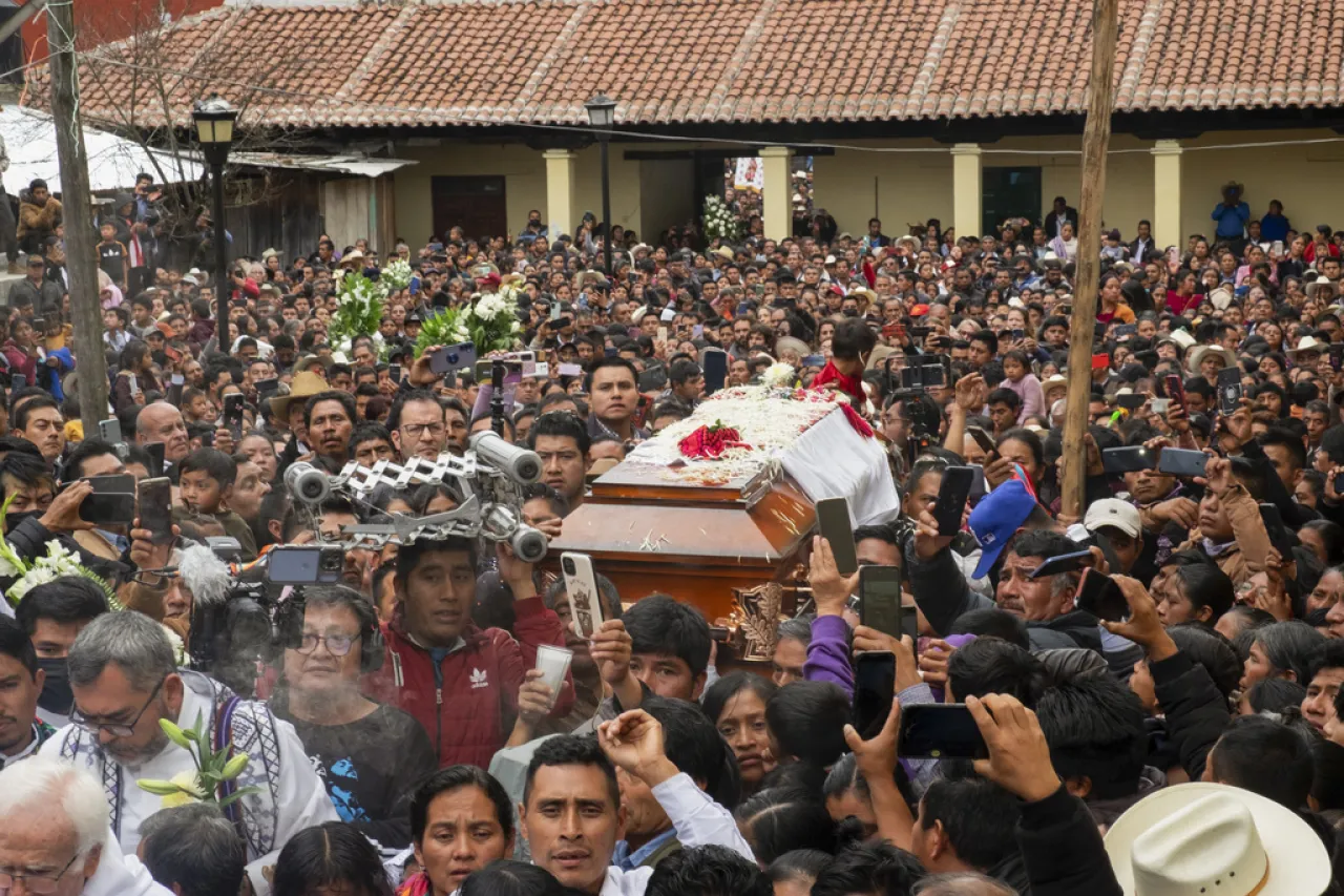 Miles de fieles despiden a sacerdote asesinado en México