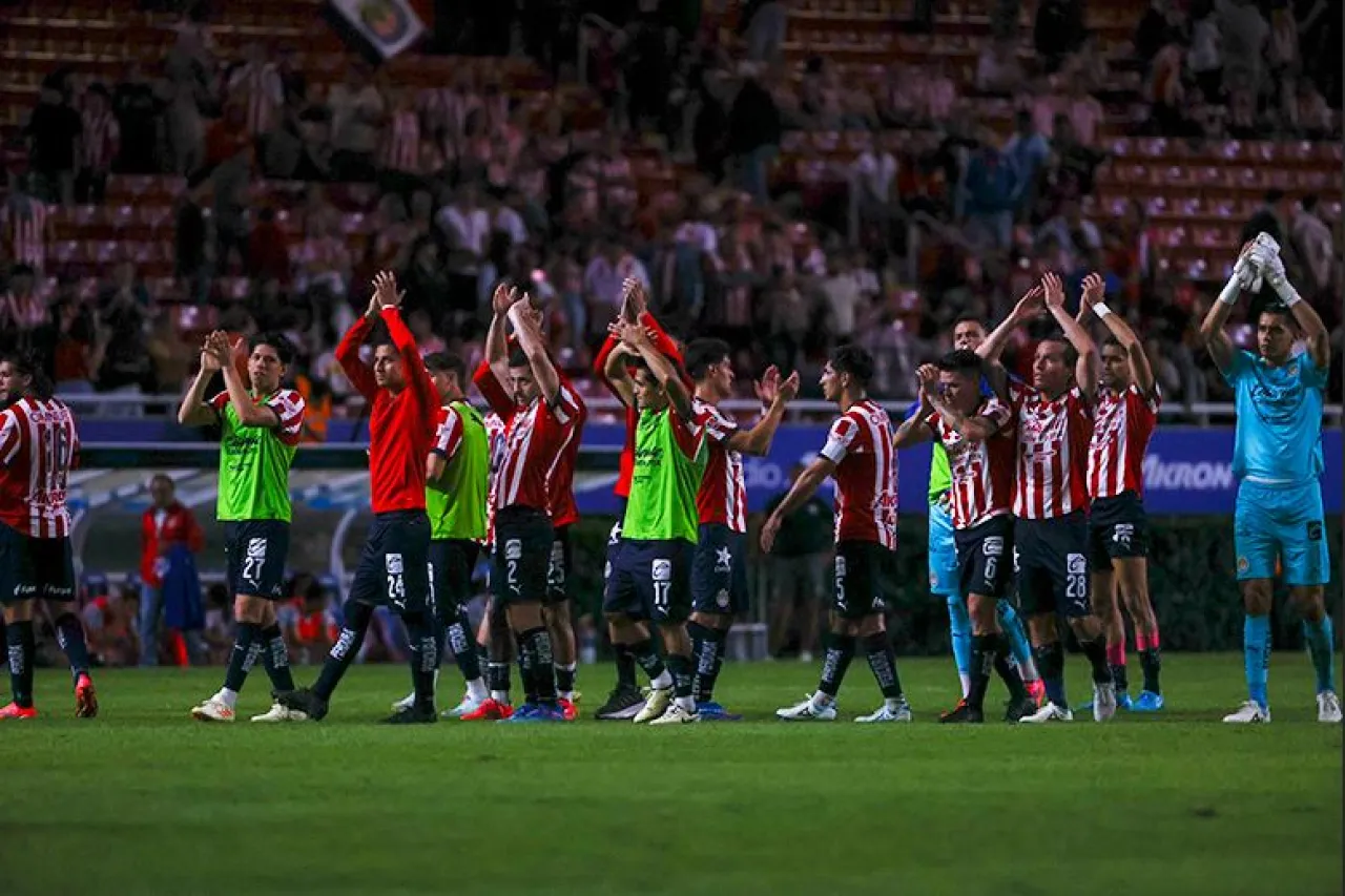 Chivas vence a Necaxa y mantiene esperanzas de avanzar directo a liguilla